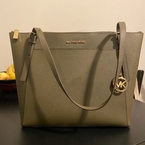 Michael Kors Voyager Tote (olive)